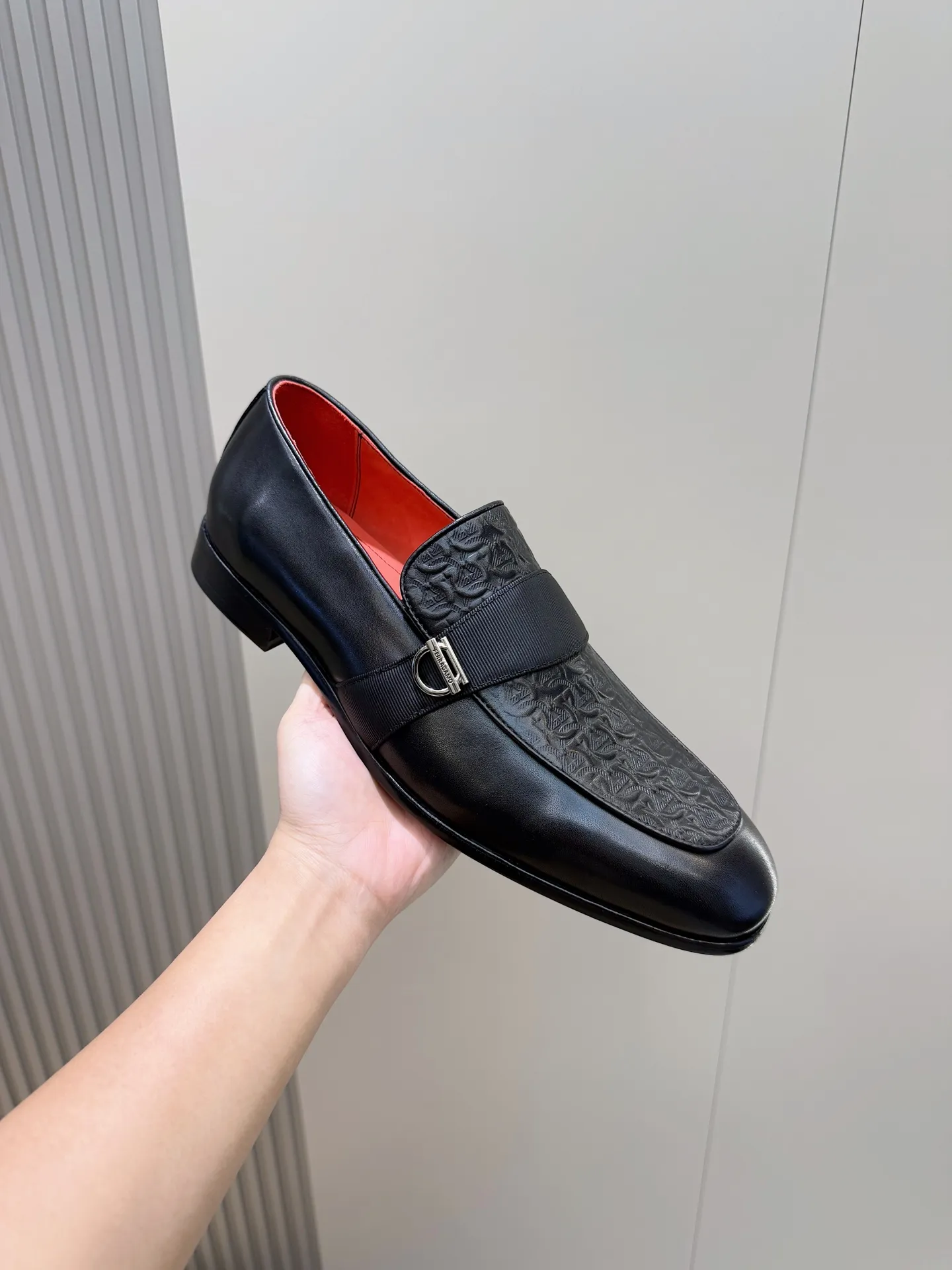 [Ferragam] Top P: 960💰 Size: 39-44 (38. 45.46 can be customized) Ferragamo Gancini buckle moccasins. These men's loafers are exquisite and gorgeous, with shiny patent leather uppers that highlight urban style. The almond-shaped toe adds a stylish touch, with three-dimensional stitching around the upper and contrasting tubular piping for a unique silhouette. The shoes are exquisitely crafted, with grosgrain ribbons and metallic Gancio buckles adding a classic touch, complementing the contrasting red accents. Finished with a slim leather sole. Imported cowhide upper + cowhide lining + genuine leather outsole.